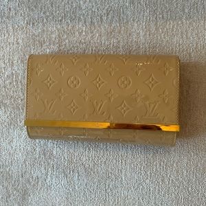 Louis Vuitton Vernis Ana Clutch Dune with gold chain